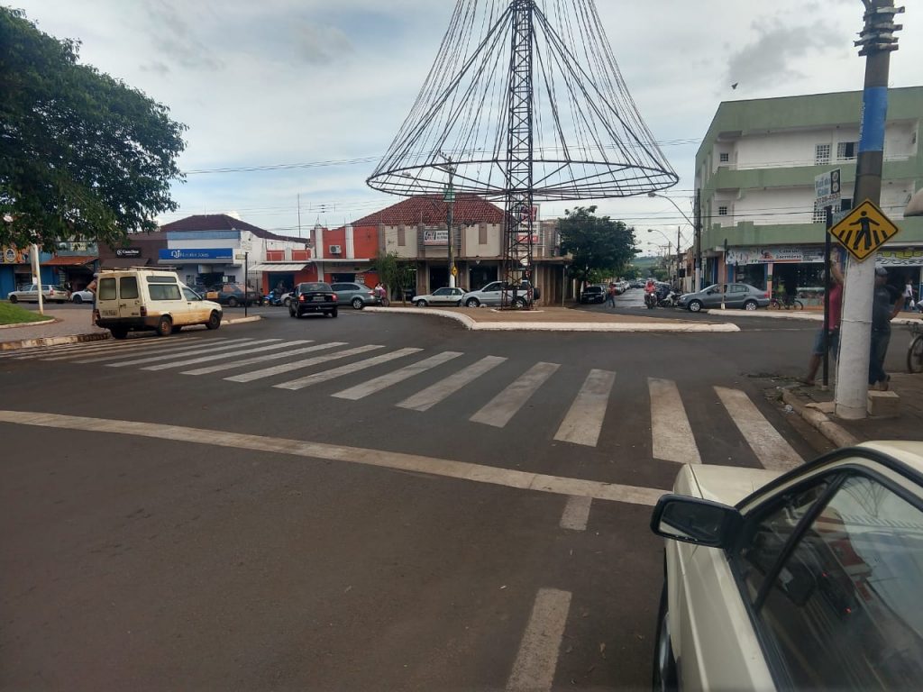 Ituverava instala semáforo na região central